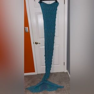 Mermaid tail knit blanket